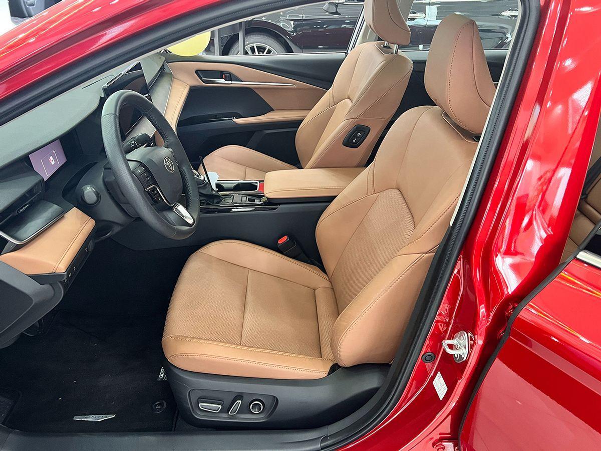 取消2.5燃油版,新增2.0HEV动力,8155芯片上车,全新凯美瑞实拍