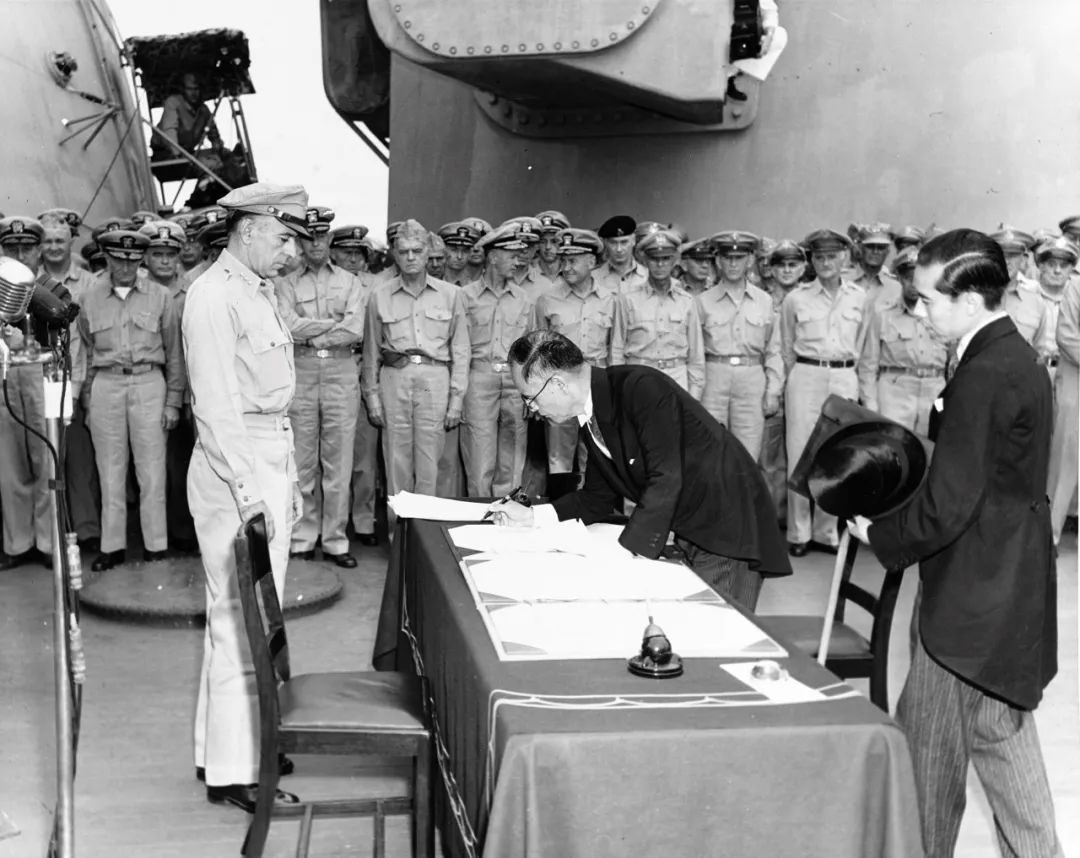 1945年9月2日邪在孬口理军中将理查德·萨瑟兰的监望高，由日本中务年夜臣重光葵邪在靠岸于东京湾的密苏里号战列舰 (BB-63)上代表日本当局签署《落伏告示》，图源：搜罗