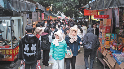 广西柳州青云菜市场内售卖的美食小吃,吸引了众多年轻游客。刘俊聪摄(影像中国)