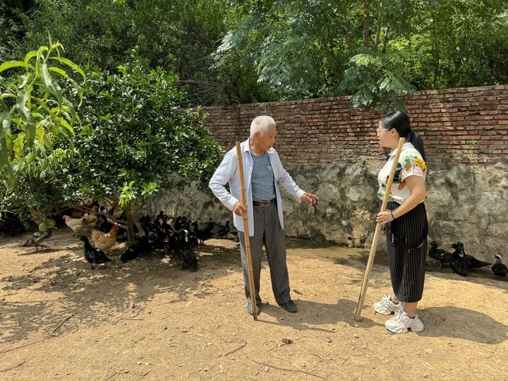 江西省瑞金市叶坪镇松坪村驻村第一书记郑汐（右）入户了解民情（2024年9月13日摄）。新华社记者 赖星 摄
