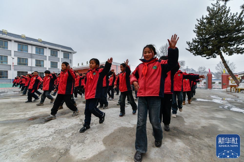 2月26日，积石山县石塬镇肖红坪小学的学生在做课间操。