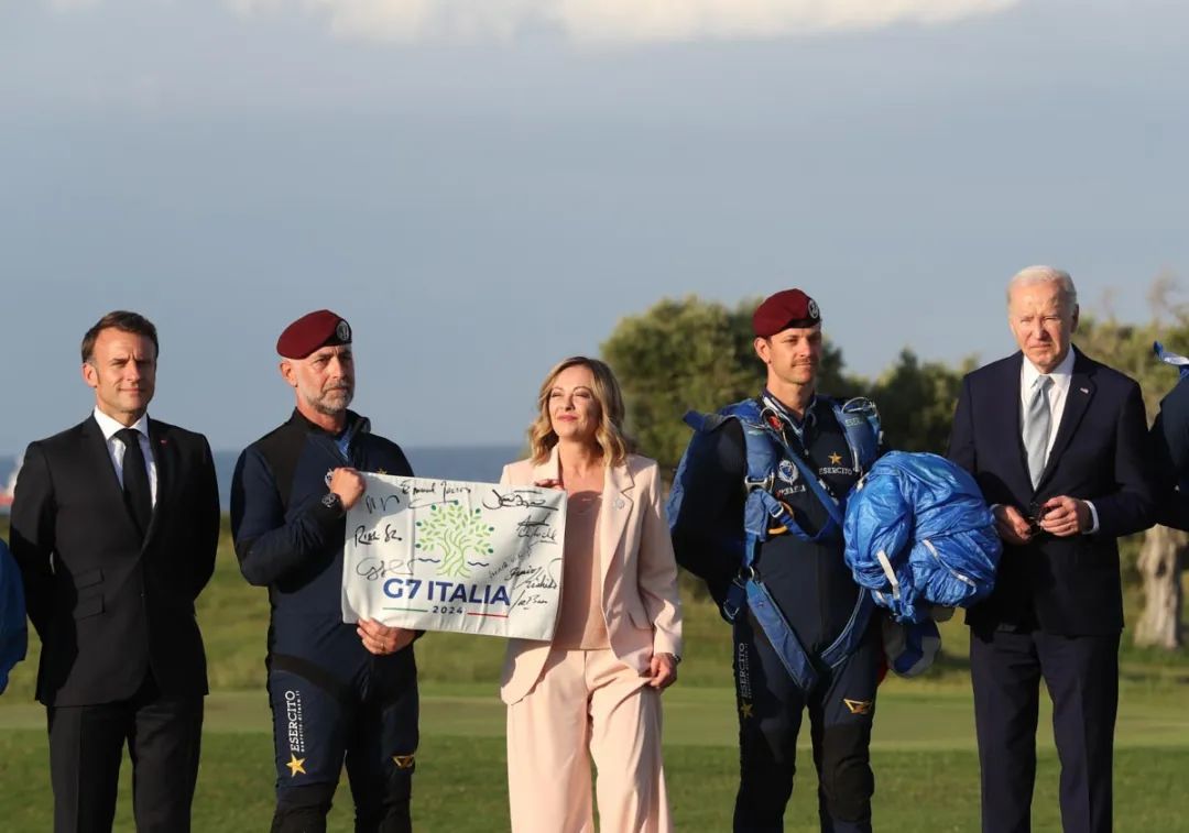 意大利总理梅洛尼神情得意。