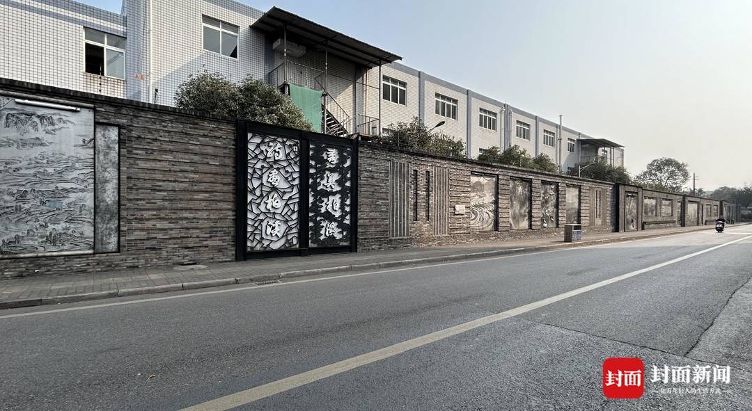 这种风格被部分市民吐槽“像灵堂”。陈章采摄