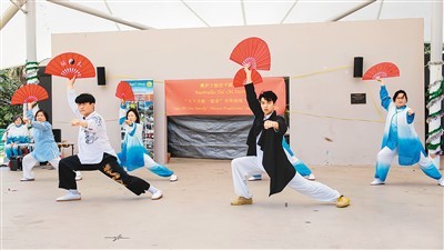 二〇二二年五月，钟维康（前排左一）在“天下太极一家亲”中华传统文化活动日上表演太极追风扇。受访者供图