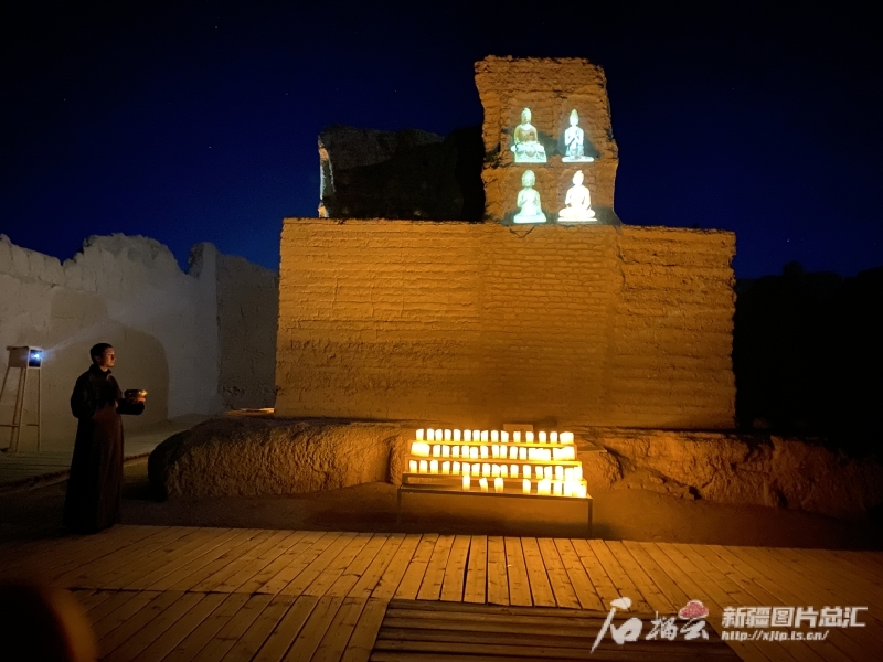 “交河之夜”原声实景音乐会在大佛寺门前演出。石榴云/新疆日报记者赵梅摄