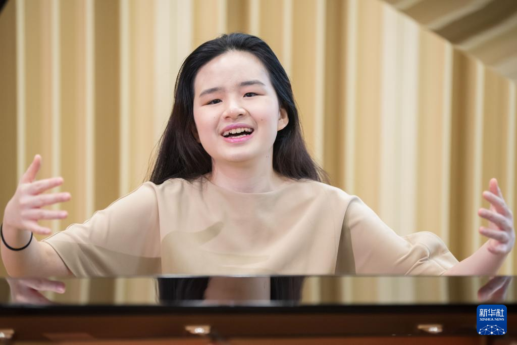 4月22日，萧凯恩在香港演艺学院的教室内演唱歌曲。新华社记者 朱炜 摄
