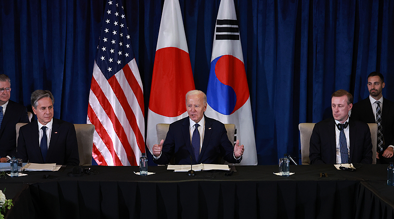 当地时间2024年11月15日，秘鲁利马，美国总统拜登在利马会议中心举行的韩美日首脑会议上发言。美国国务卿布林肯和总统国家安全事务助理沙利文一同出席。 视觉中国
