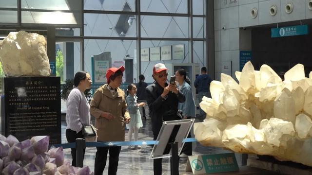 游客参观水晶博物馆。图源:东海发布微信公众号