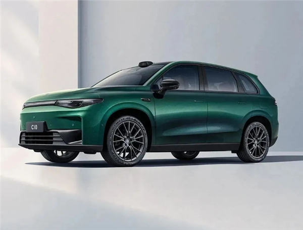 扭转刚度超越劳斯莱斯幻影!零跑C10新配色“琉璃翠”发布
