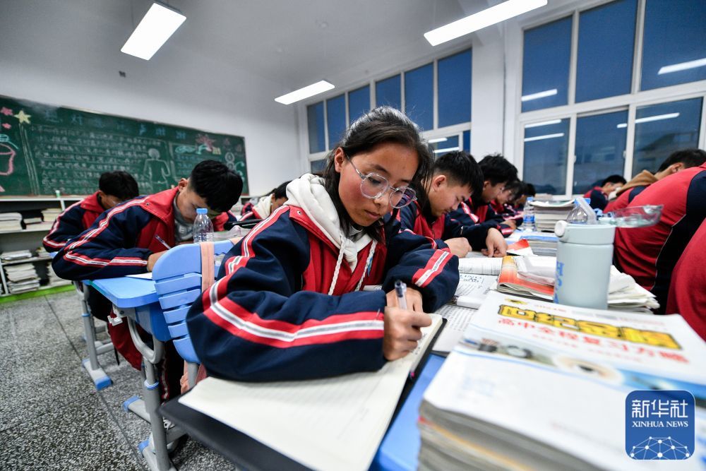2月26日，积石山县积石中学的高中生在上自习。