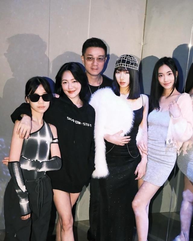小S罕晒全家福为长女庆生，母女亲密热吻，许老三墨镜遮面最有型 - 吾爱微网