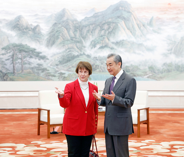 12月3日,中共中央政治局委员、外交部长王毅在北京会见美国外交政策全国委员会会长兼首席执行官埃利奥特一行。来源:外交部网站