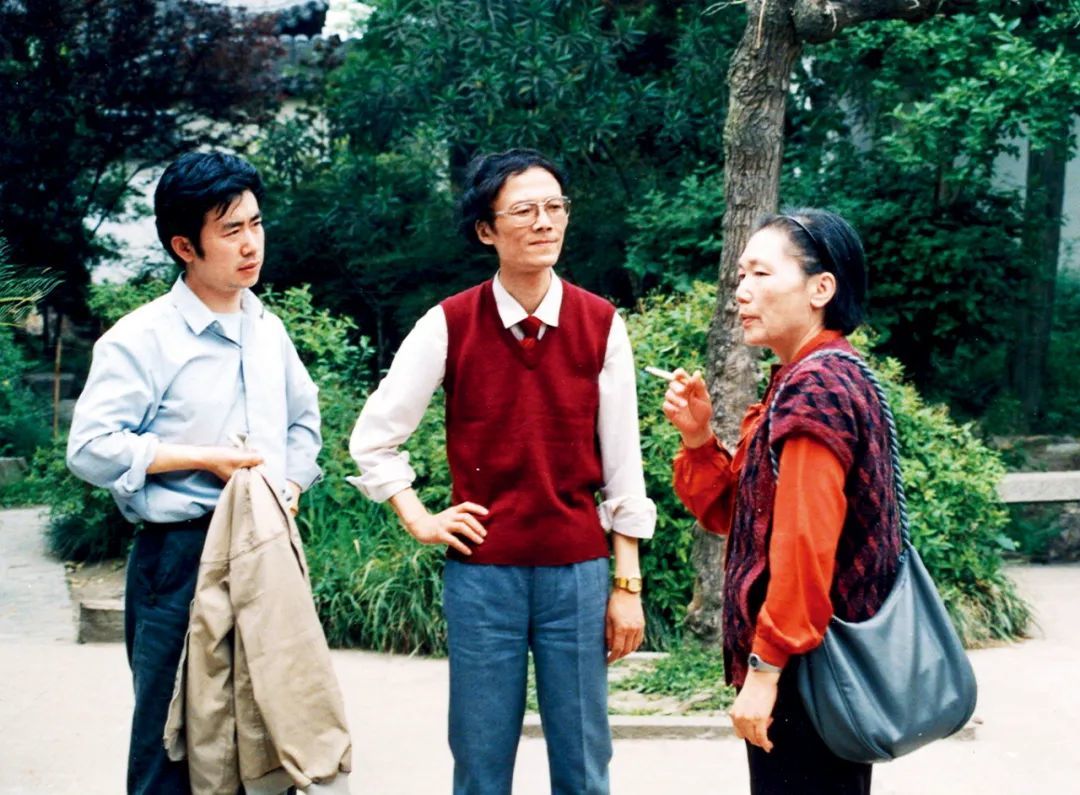 张炜与作家茹志鹃(右)、周介人(中)。图/受访者提供
