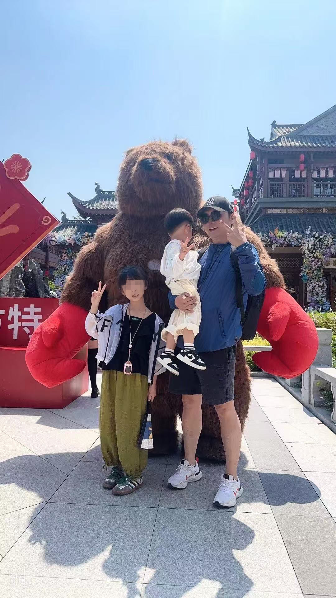 薛文带小布丁出游。