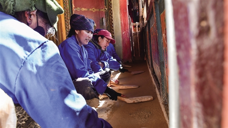 维修科工人修缮布宫裂缝。