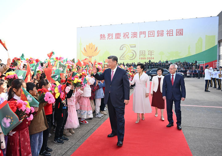 12月20日下午，中共中央总书记、国家主席、中央军委主席习近平圆满结束在澳门的各项活动，乘专机离开澳门。这是习近平和夫人彭丽媛向欢送人群挥手致意。新华社记者 谢环驰 摄