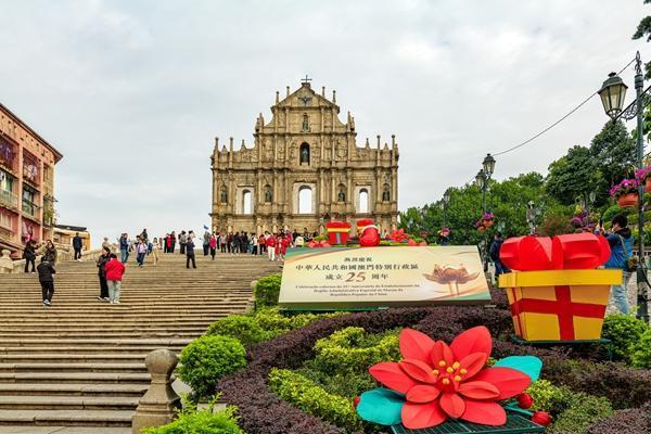 12月14日，为迎接回归祖国25周年，澳门大三巴牌坊前布置了澳门特别行政区成立25周年宣传标语。视觉中国供图