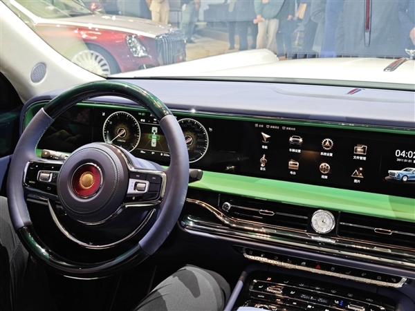 红旗金葵花品牌发布:国雅、国礼、国耀三车齐亮相