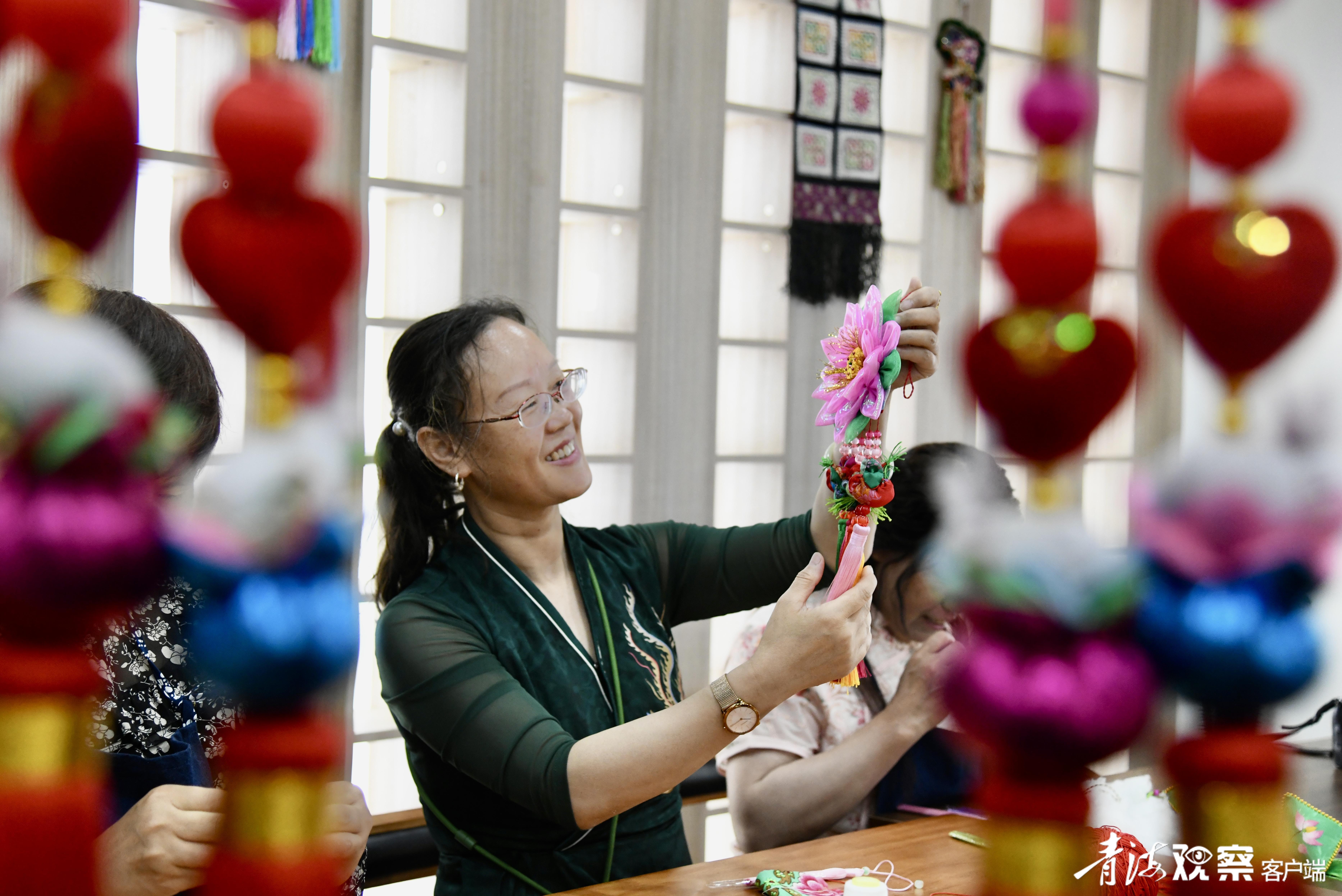 巧做香包 “香”伴端午。青海日报融媒体记者 李娜 魏雅琪 摄