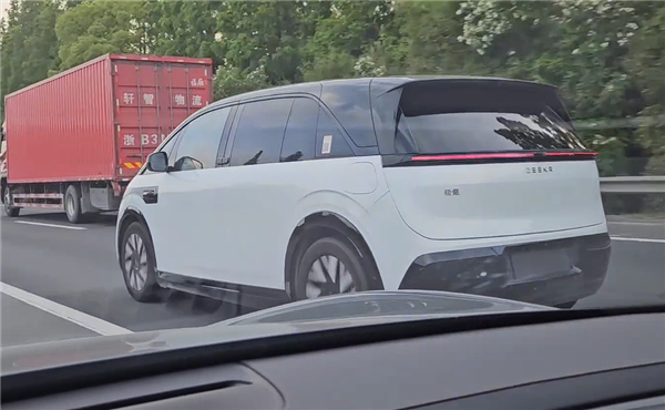 量产对开门+隐藏式B柱 极氪MIX宝宝巴士实车曝光:尽显呆萌