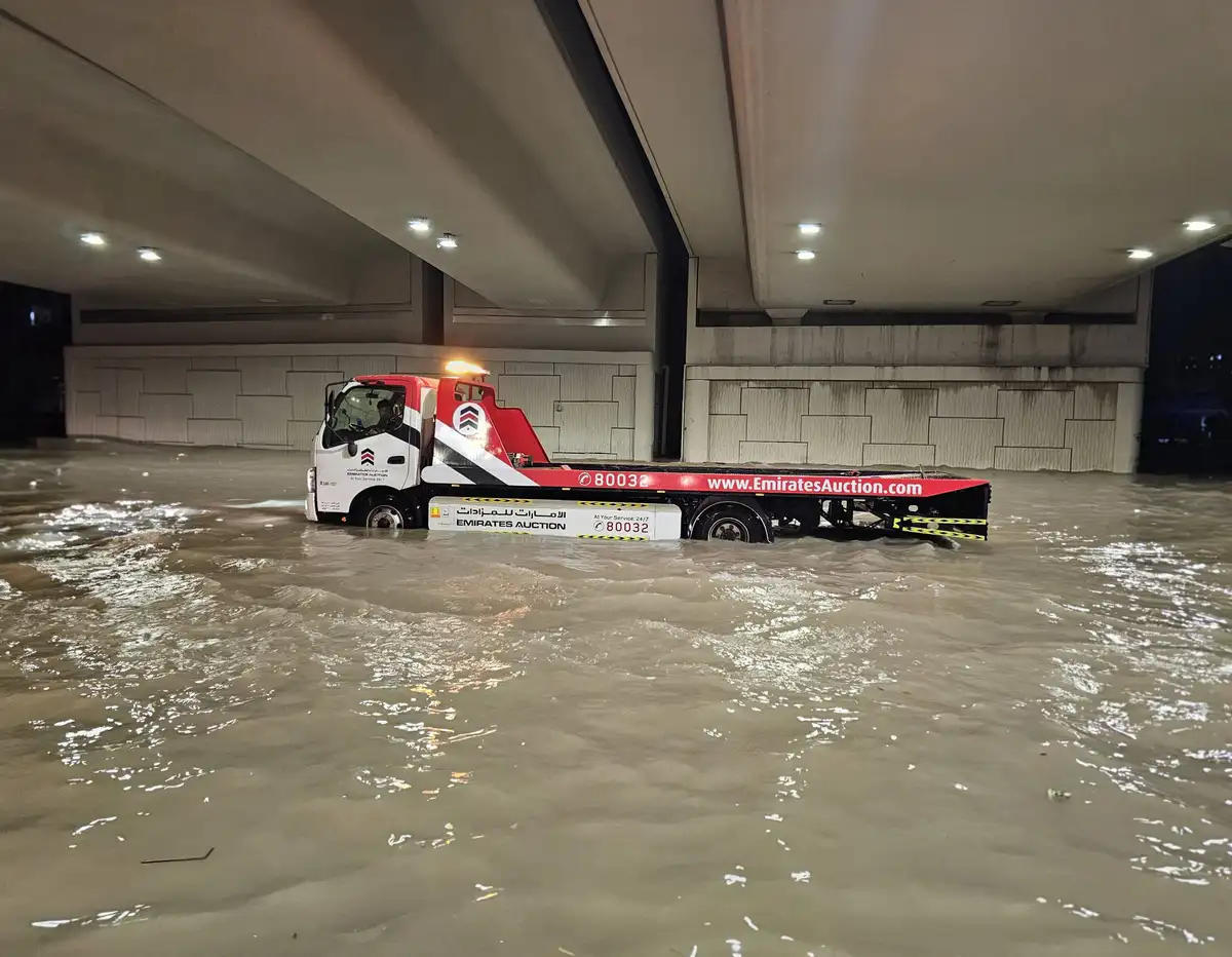 ▲当地时间4月17日，阿联酋迪拜，洪水淹没了一条主要道路，车辆被浸泡在洪水中。