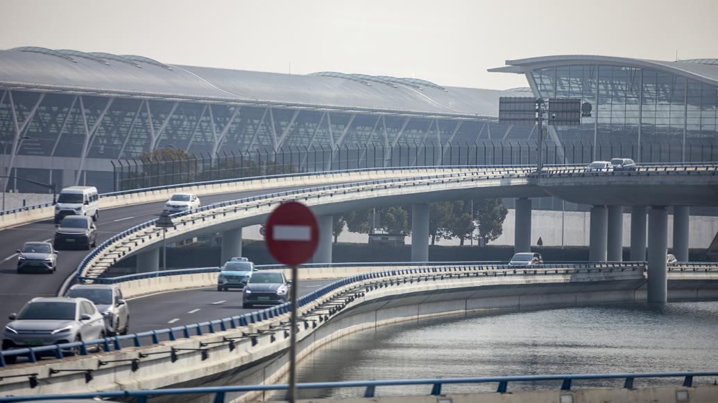 2024年1月28日，上海浦东国际机场附近，车辆来往。视觉中国 图