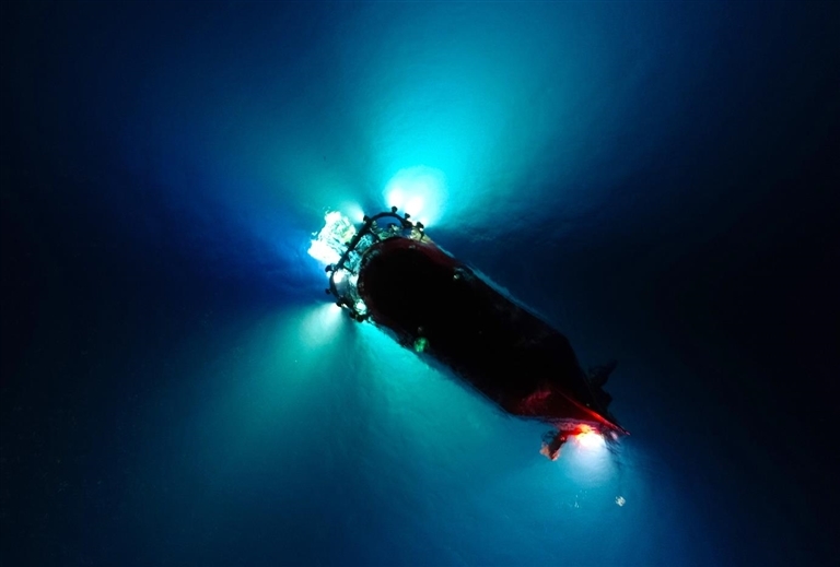 俯瞰驶向深海考古的潜水器——“深海勇士”号。新华社发
