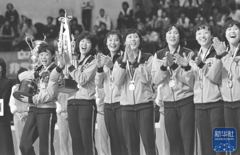 ↑1981年11月，在日本举行的第三届世界杯女子排球赛上，中国女排以七战七捷的成绩，首次登上世界冠军领奖台。新华社发（黎启榕摄）