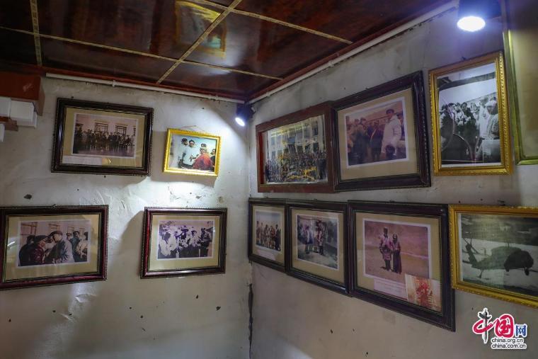 ▲草原英雄布德故居内景·布德同志的历史照片。中国网记者郑伟摄