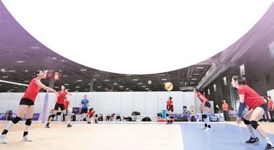 巴黎当地时间7月25日，中国体育代表团女排选手在进行赛前训练。新华社记者 李 钢摄