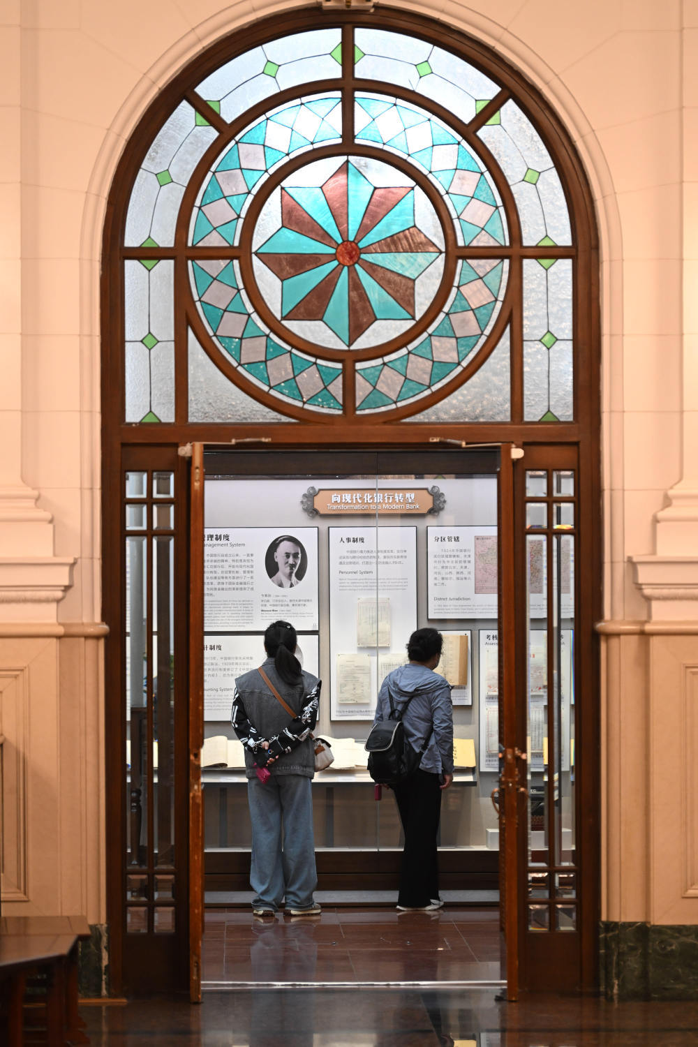 观众在位于天津解放北路80号的中国银行博物馆内参观。新华社记者 孙凡越 摄