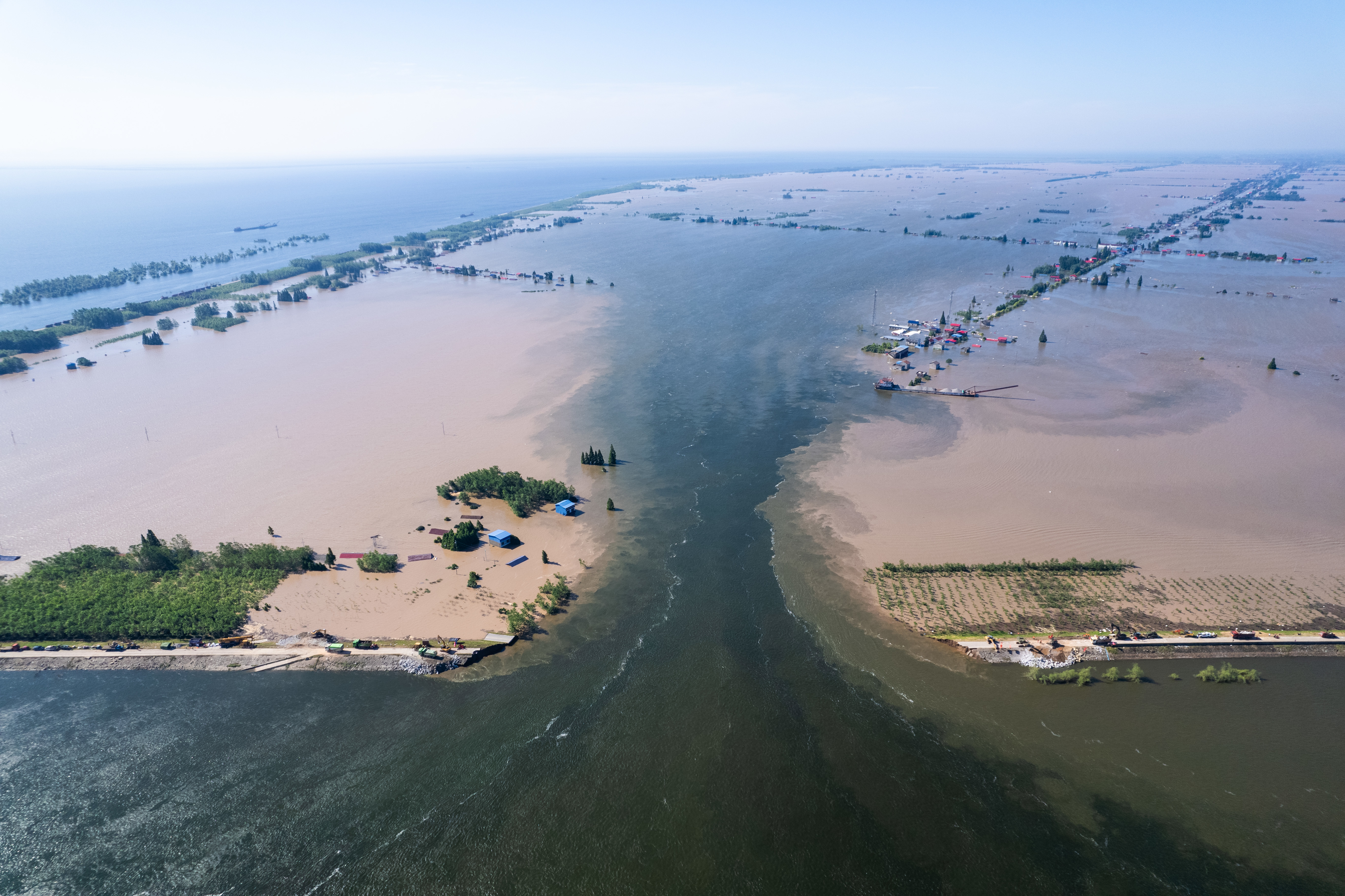 这是7月6日在湖南省岳阳市华容县团洲垸拍摄的洞庭湖大堤决堤现场（无人机照片）。新华社记者陈思汗 摄