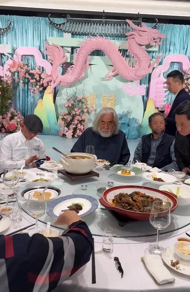 张纪中女儿满月宴直播带货，杜星霖全程黑脸，餐厅地址被扒太离谱