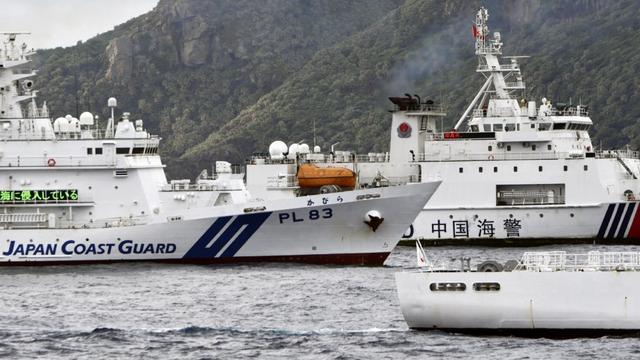（中国万吨海警船2901舰监视外方快艇活动）