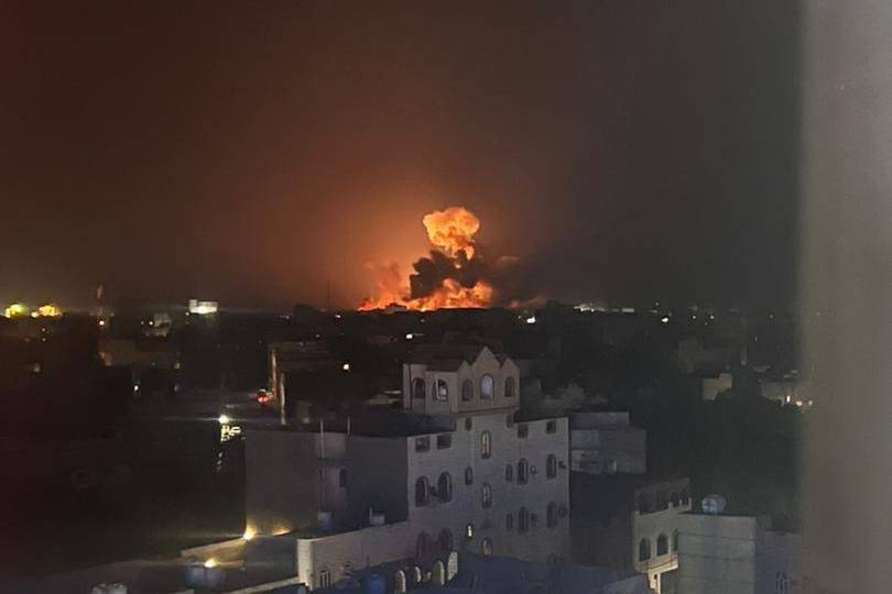 也门首都萨那等地当地时间12日凌晨遭美军和英军空袭