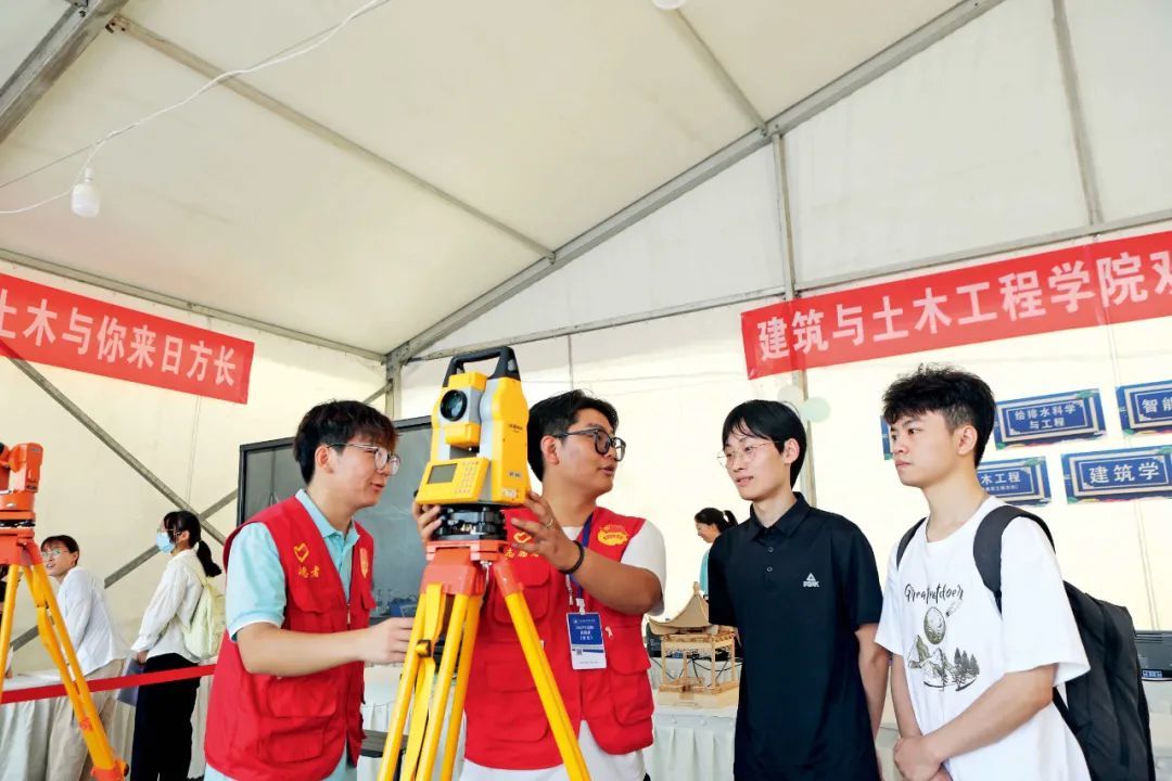 2023年8月30日，重庆城市科技学院的数百名志愿者助力新生报到。图/视觉中国