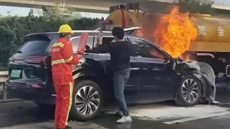 疑问三连击背后,我们有必要弄清楚,新能源车的安全性到底是一个怎样的