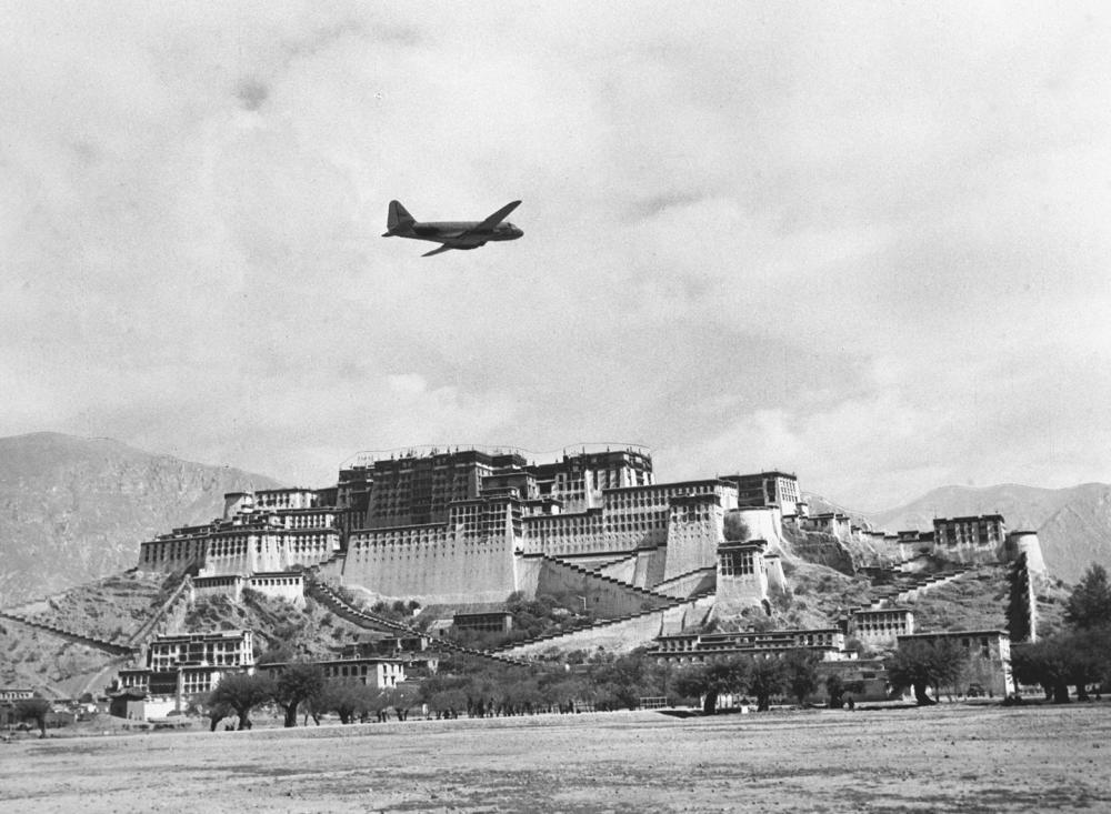 1956年，从北京出发的飞机越过了重重雪山，飞临拉萨布达拉宫上空。新华社记者钱嗣杰摄