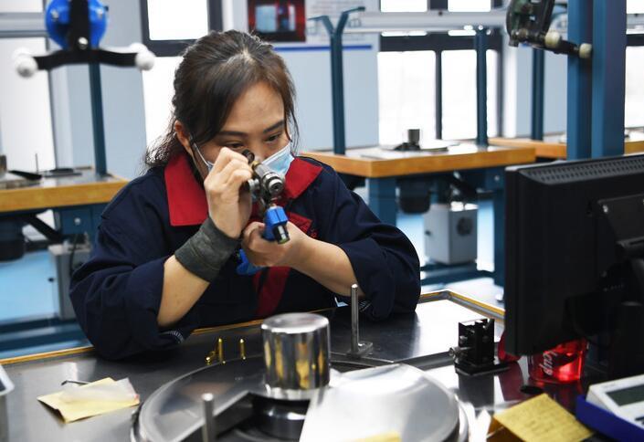 工人在位于商丘市柘城县的河南省力量钻石股份有限公司作业。 记者 张浩然 摄