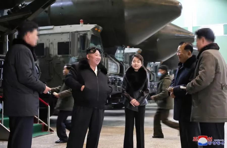 1月5日，金正恩携女儿视察重要军用架车厂（图：朝中社）