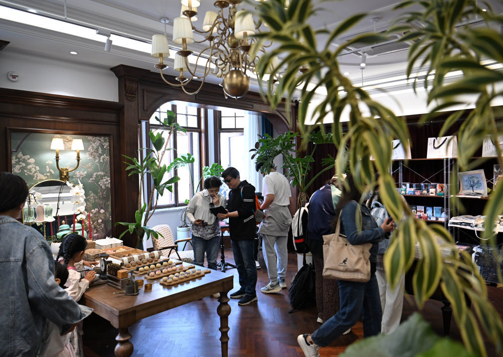 游客在五大道中的一家艺术品商店内选购（4月13日摄）。