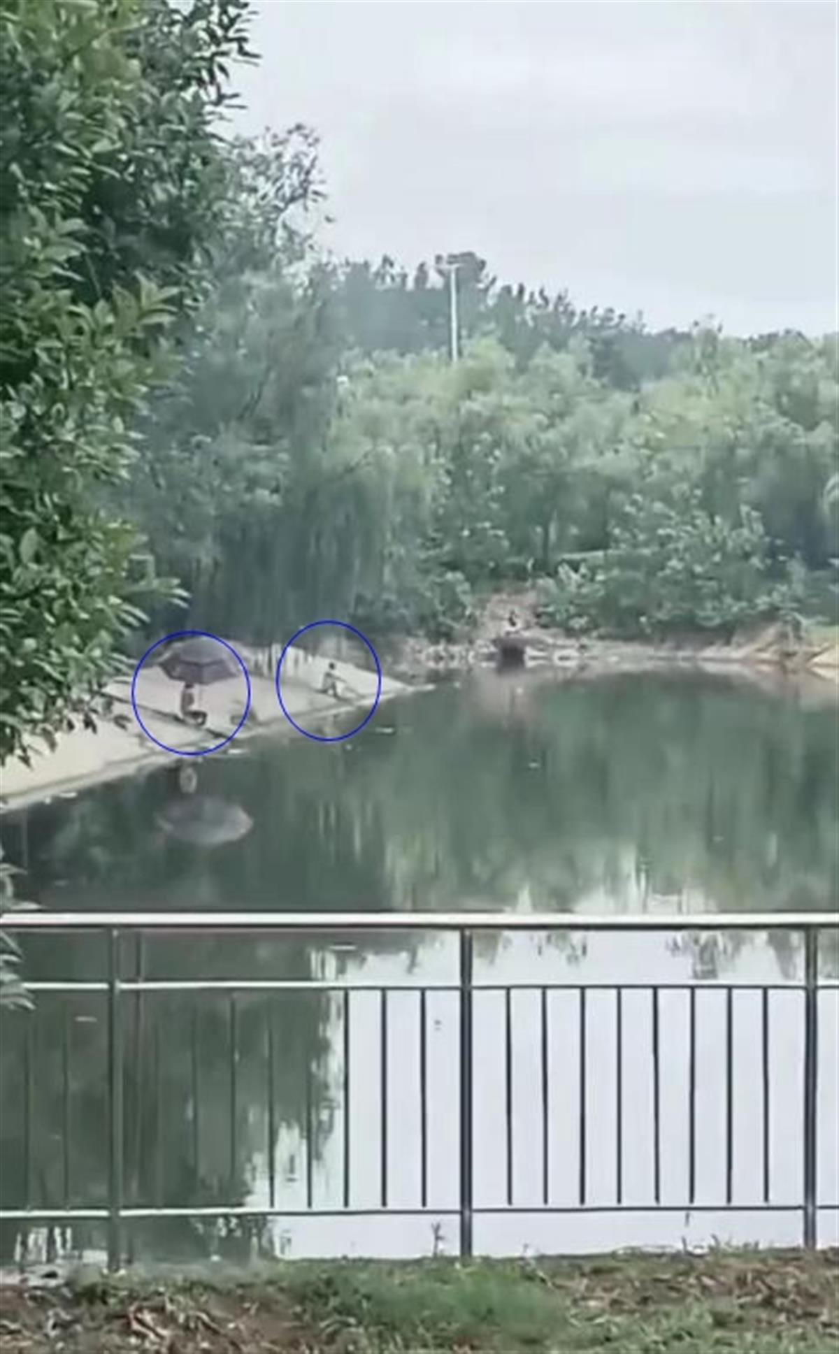 事发前周翠翠和其丈夫在岸边钓鱼（受访者供图）