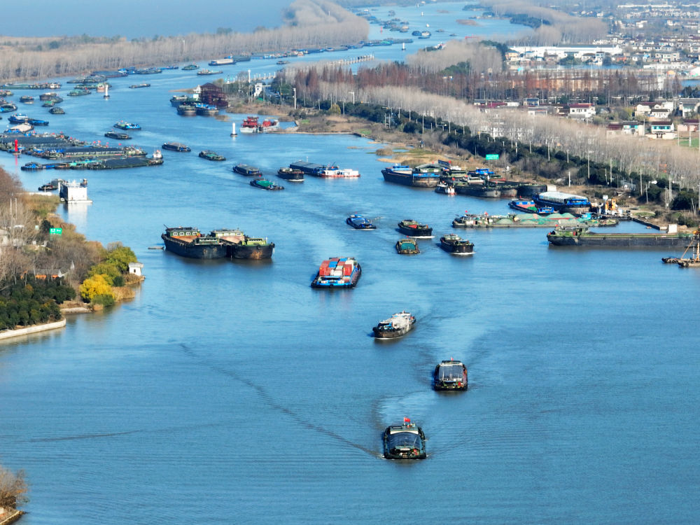 2022年12月18日，货船行驶在京杭大运河江苏扬州段。