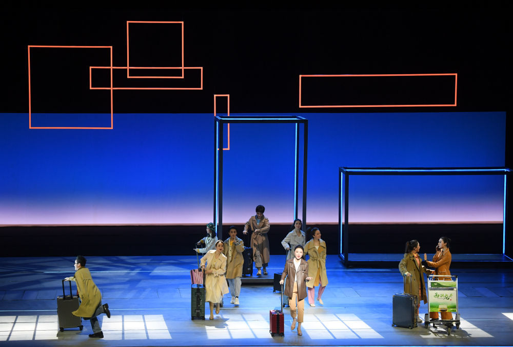 2024年5月1日，浙江小百花越剧院的演员在杭州蝴蝶剧场演出新编现代戏《钱塘里》。新华社记者 翁忻旸 摄