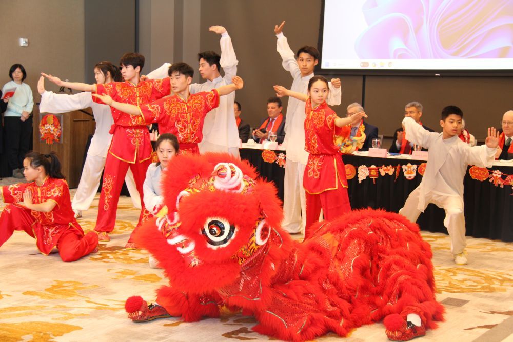 2月9日，在美国艾奥瓦州马斯卡廷，人大附中艺术团在表演武术。