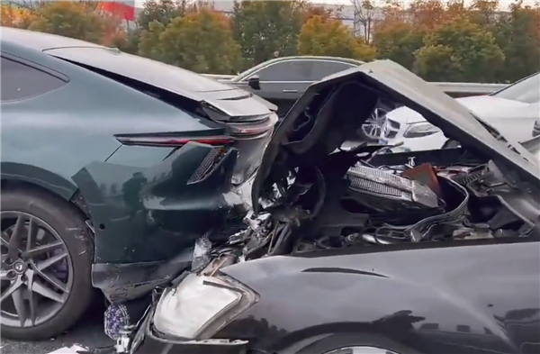 极越07高速上被奔驰追尾 网友:还有配件吗