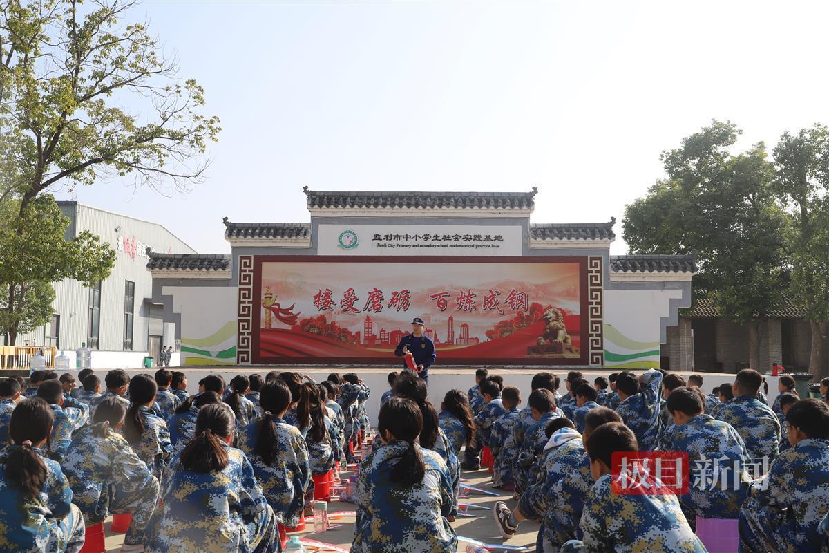 消防宣传员讲解灭火器的使用方法.jpg