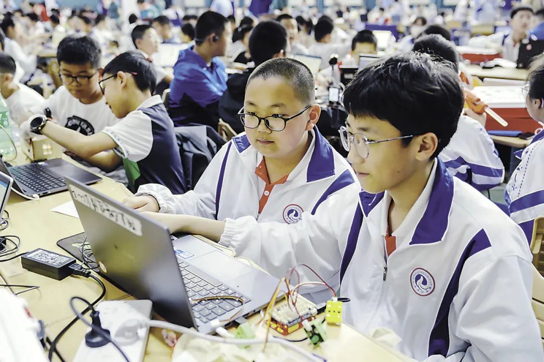长春汽车经济技术开发区第二实验学校学生在参加中小学人工智能综合实践活动。