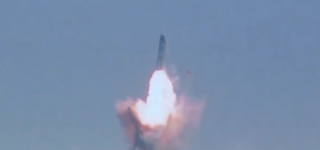 从画面中可以看出，核导弹垂直发射，通过其弹体外形，可以看出是巨浪潜射弹道导弹。图源：中国海军宣传片《隐入深海》视频截图
