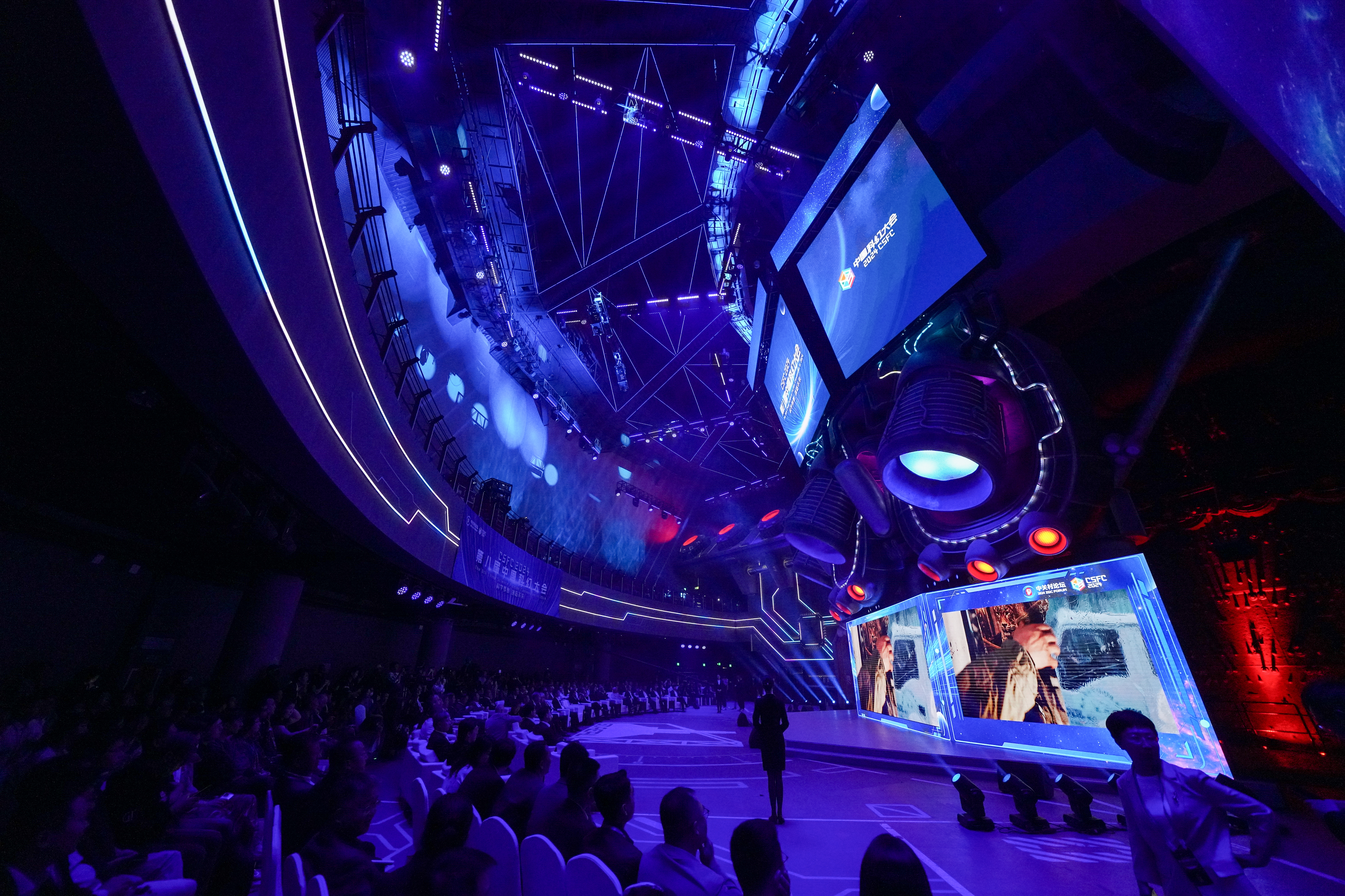 4月27日上午，一场融合声光电技术的人屏互动科幻短剧《探梦未来》拉开了2024第八届中国科幻大会的大幕。石景山区供图